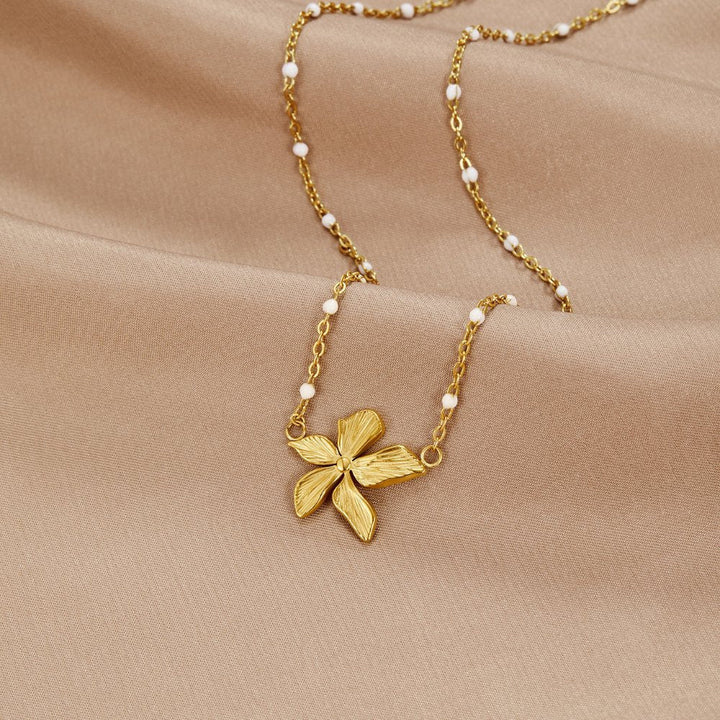 Elegant Gold Flower Necklace