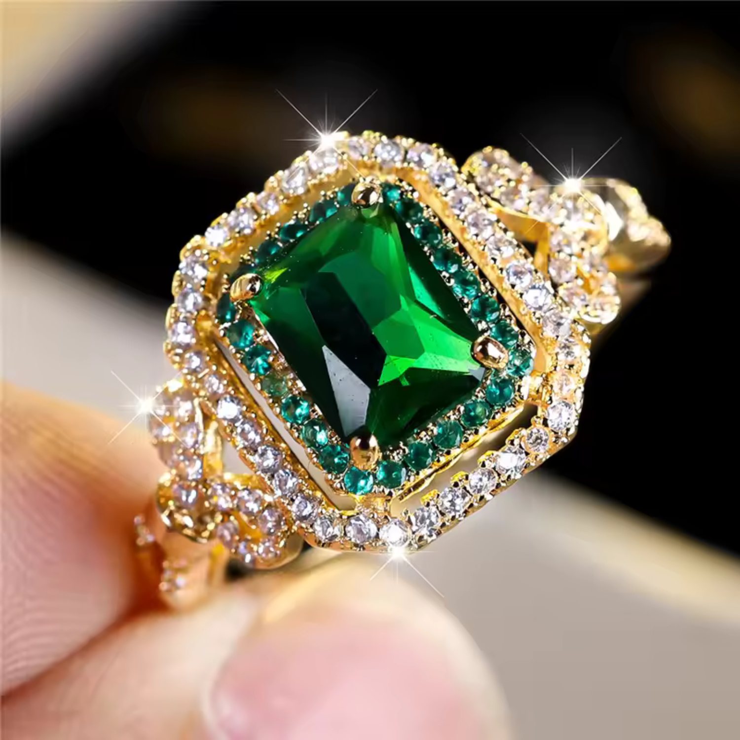 Elegant Golden Emerald Stone Ring - Eliza-Warszawa